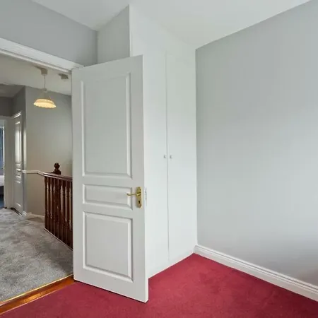 Spacious Modern In Green Space Near * Dublin